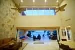 Double hight ceilings with ocean views